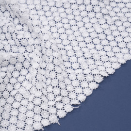Tissu guipure blanche à motif petites marguerites  - pretty mercerie - mercerie en ligne
