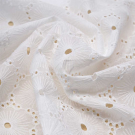 Tissu coton brodé et ajouré blanc à motif fleuri | pretty mercerie | mercerie en ligne
