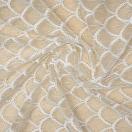 Tissu mousseline gatsby blanc à motif éventail brodé or / Pretty Mercerie / mercerie en ligne