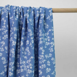 Tissu viscose bleu palace à motif bouquet fleuri blanc | Pretty Mercerie | mercerie en ligne