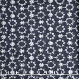 Tissu coton brodé bleu foncé à motif couronnes de fleurs ajourées blanc | Pretty Mercerie | mercerie en ligne