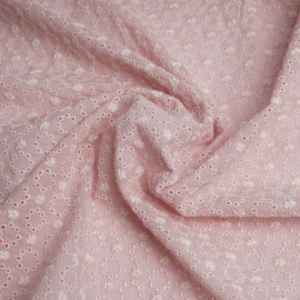 Tissu coton brodé rose pâle à motif couronnes de fleurs ajourées blanc | Pretty Mercerie | mercerie en ligne