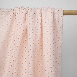 Tissu coton brodé rose blush à motif cercles ajourés | pretty mercerie | mercerie en ligne