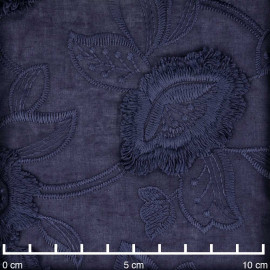 Tissu coton broderie anglaise bleu marine motif fleurs et pétales à franges | Pretty mercerie | mercerie en ligne