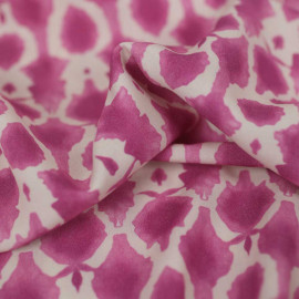 Tissu viscose ivoire effet tie and dye à motif rose