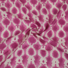 Tissu viscose ivoire effet tie and dye à motif rose